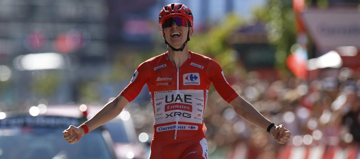 Tadej Pogacar cruza la meta como ganador de la Vuelta a España. 