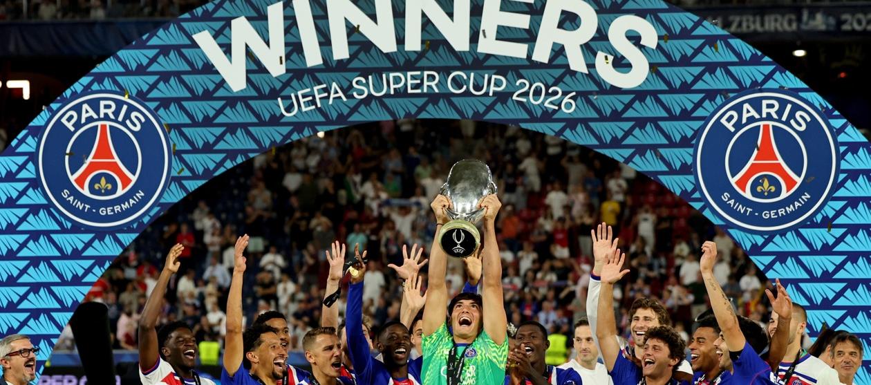 Integrantes del París Saint Germain tras recibir el trofeo de la Supercopa de Europa.