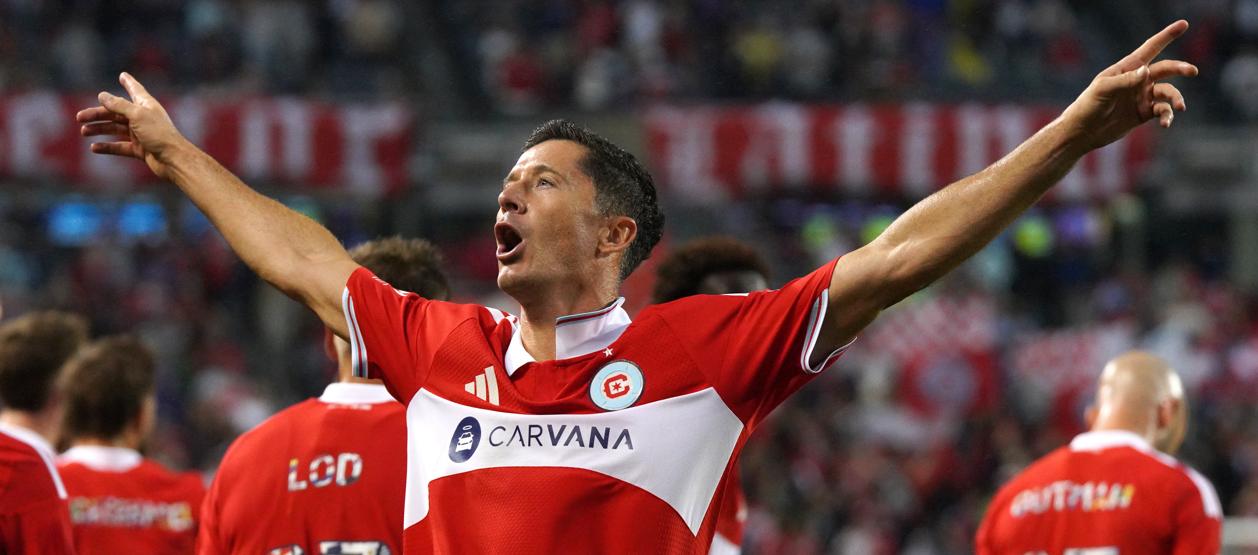 El polaco Robert Lewandowski celebra uno de sus goles ante el Charlotte.