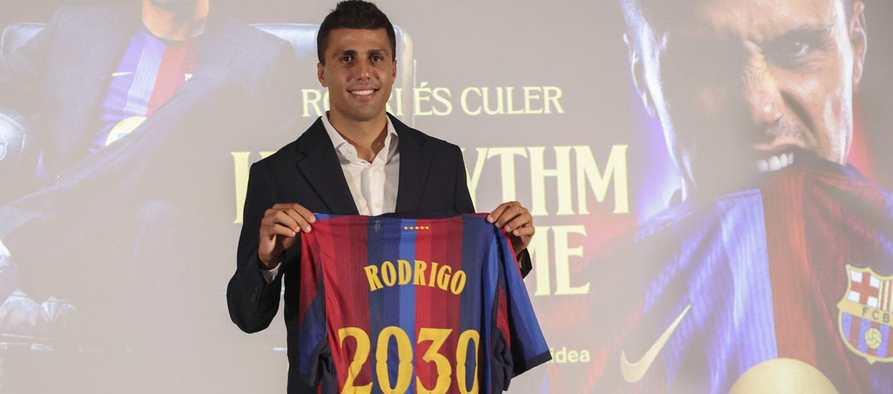 Rodri Hernández en su presentación como nuevo jugador del Barcelona. 