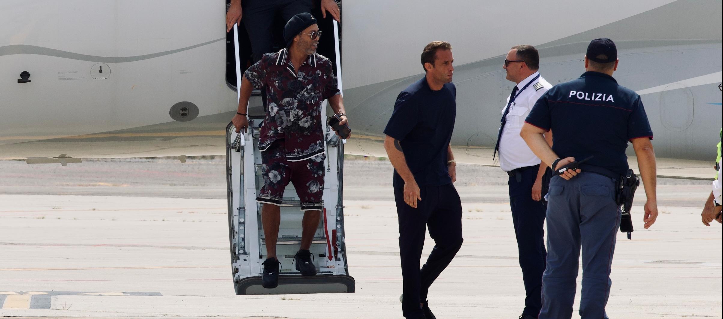 Ronaldinho Gaúcho descendiendo de la nave que lo llevó a Ravenna.