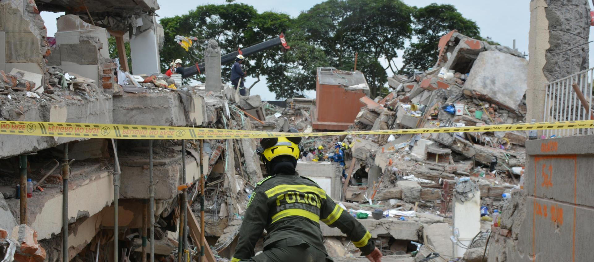 Rescatistas en labores de búsqueda en los escombros del edificio Torres del Limonar, en Cali.