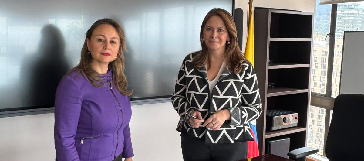 (Izq. a Der.) Mónica Lombana García, Supersalud encargada y Ana María Vesga, ministra de Salud. 