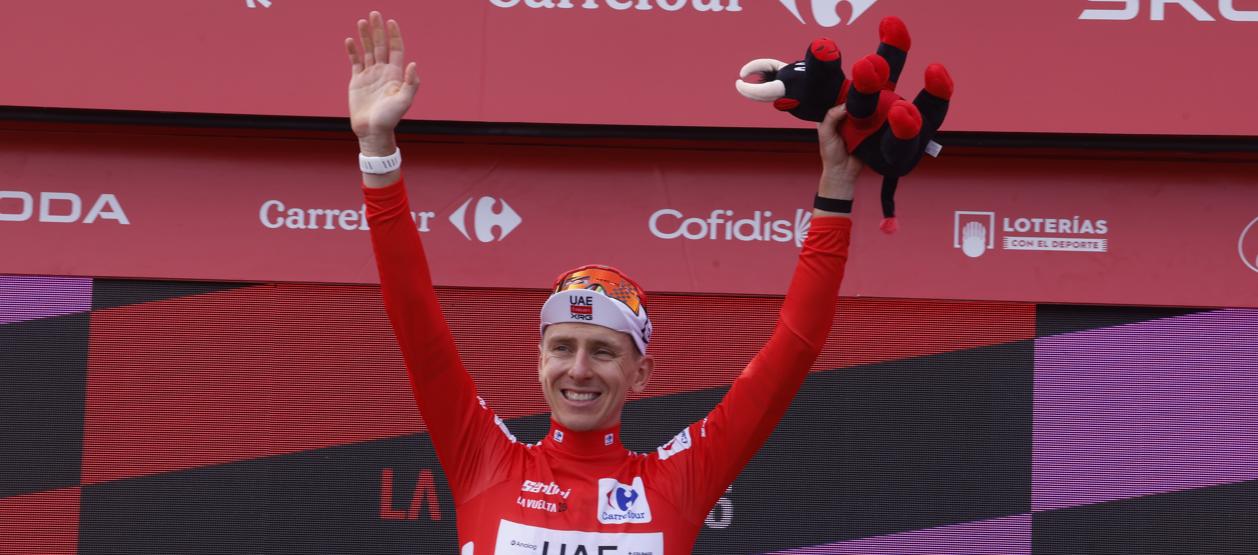 El esloveno Tadej Pogacar con la camiseta de líder de la Vuelta a España.