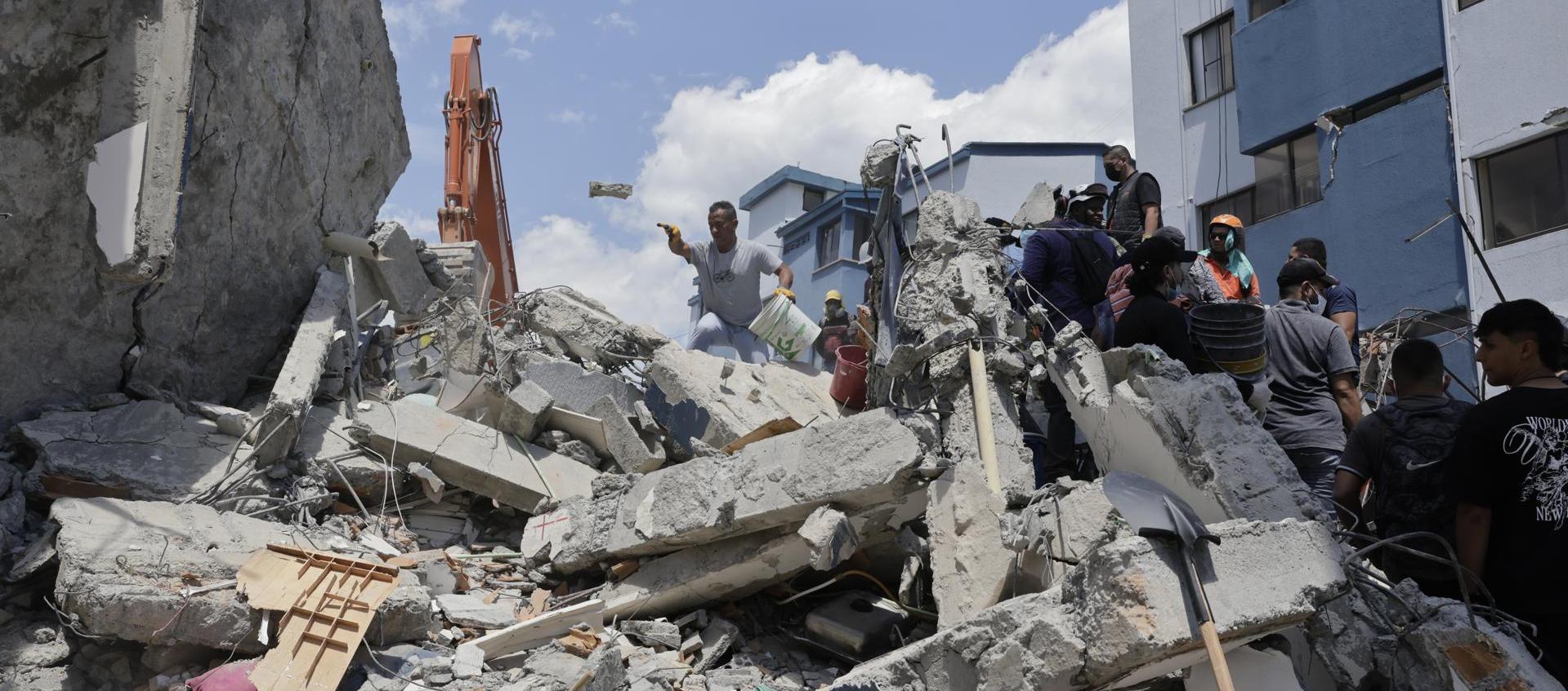 Voluntarios retiran escombros de un edificio tras el terremoto en Pereira.