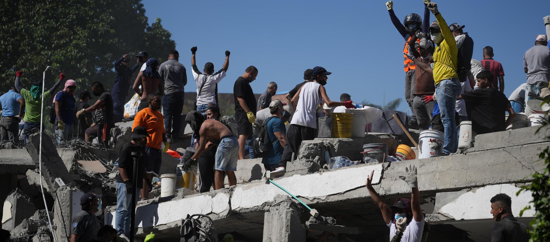 Personas trabajan en labores de rescate en una edificación colapsada en Cali.