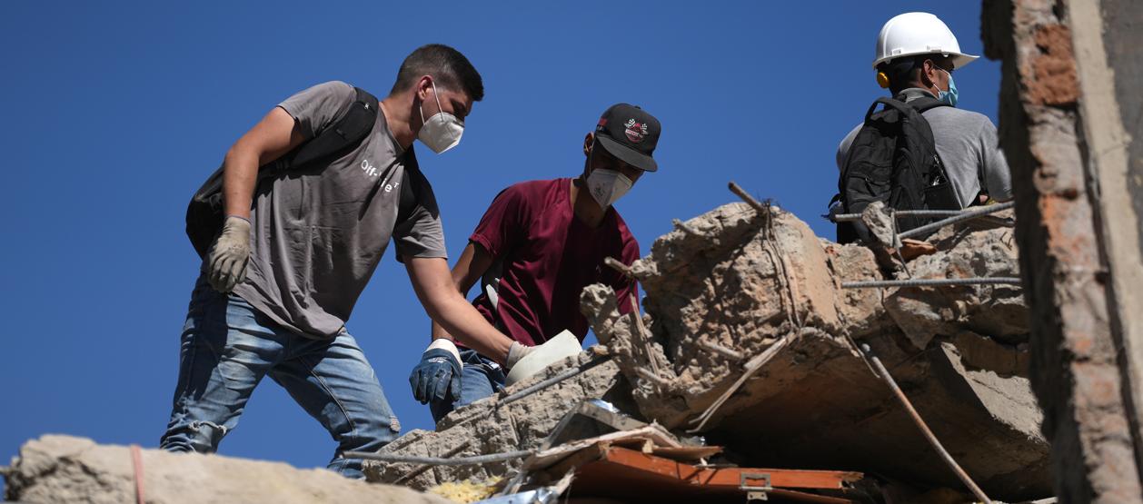 Grupo de rescatistas en plena labor en una de las zonas afectadas por el terremoto en Cali.
