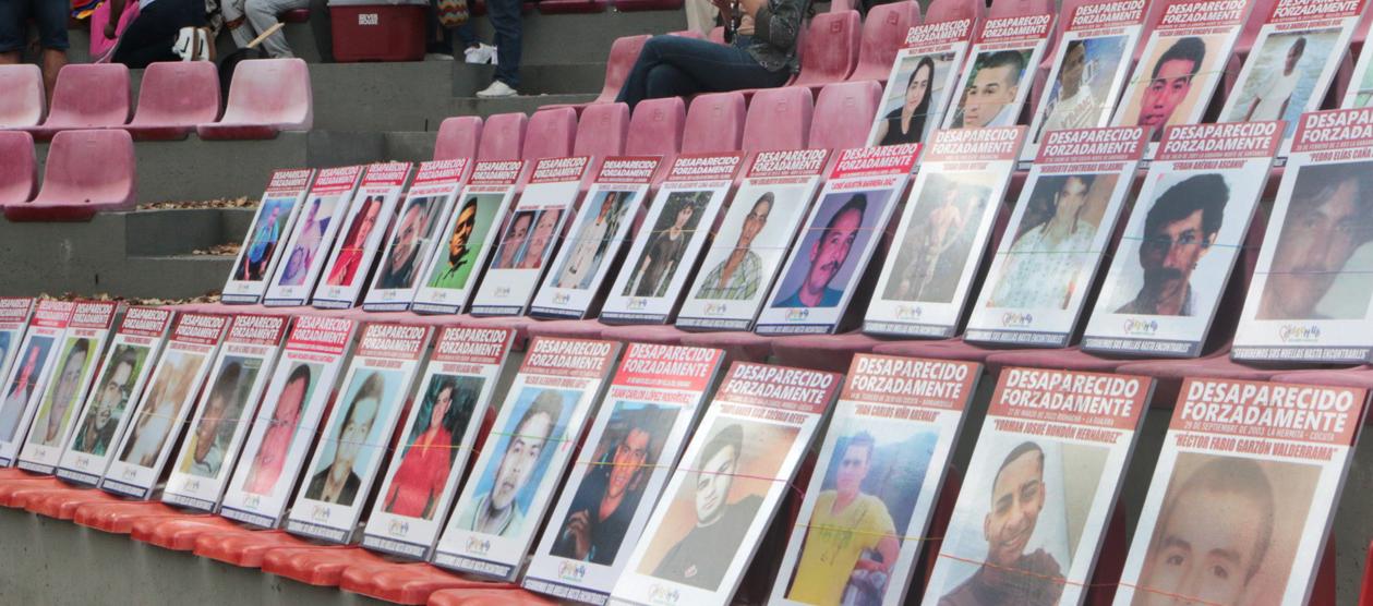Personas desaparecidas expuestas en Cúcuta para conmemorar el Día Internacional de las Víctimas de Desaparición Forzada.