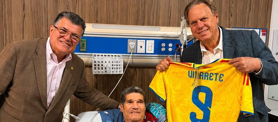 Vilarete recibiendo la camiseta de la Selección Colombia de parte de Ramón Jesurun y Carlos Mario Zuluaga.