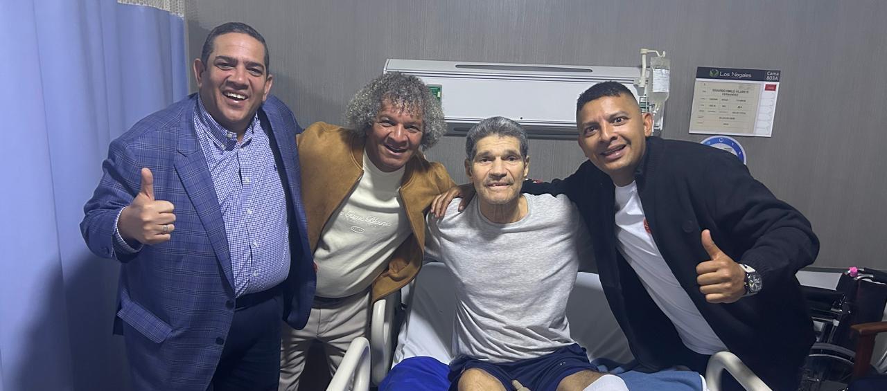 Eduardo Vilarete con su paisano Alberto Gamero y dos amigos. 