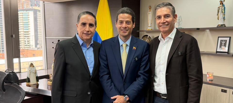 Édgar Paez, Presidente de SuperGiros; el ministro de Comercio, Industria y Turismo, Mauricio Gómez; y Gustavo Gómez, Fundador de SuperGiros.