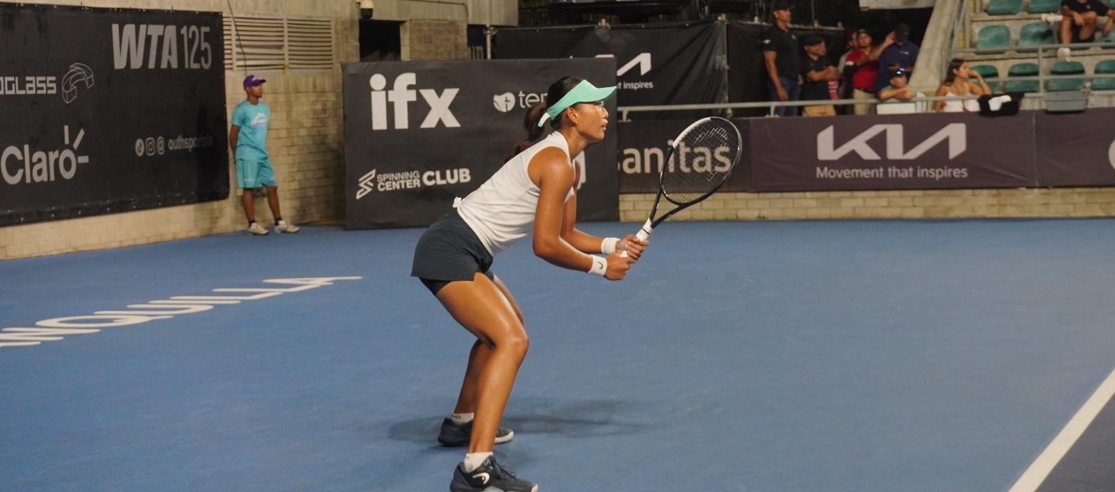 La estadounidense Carol Young Suh Lee durante su partido contra la colombiana Emiliana Arango.