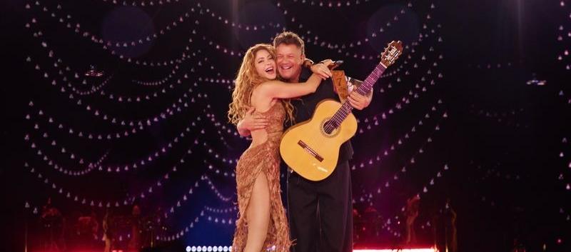 Alejandro Saz y Shakira cantan juntos en su residencia. 
