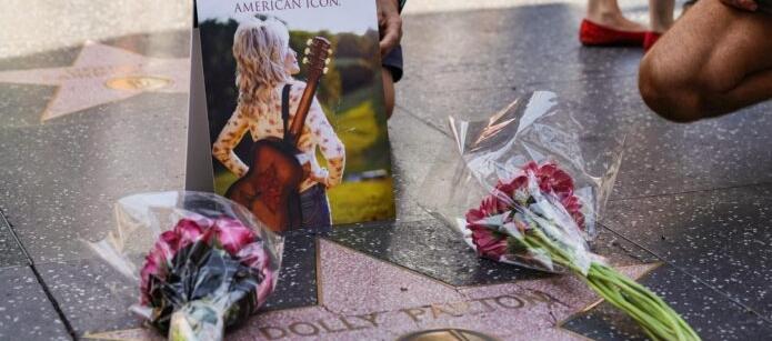 Admiradores rinden homenaje a Dolly Parton. 