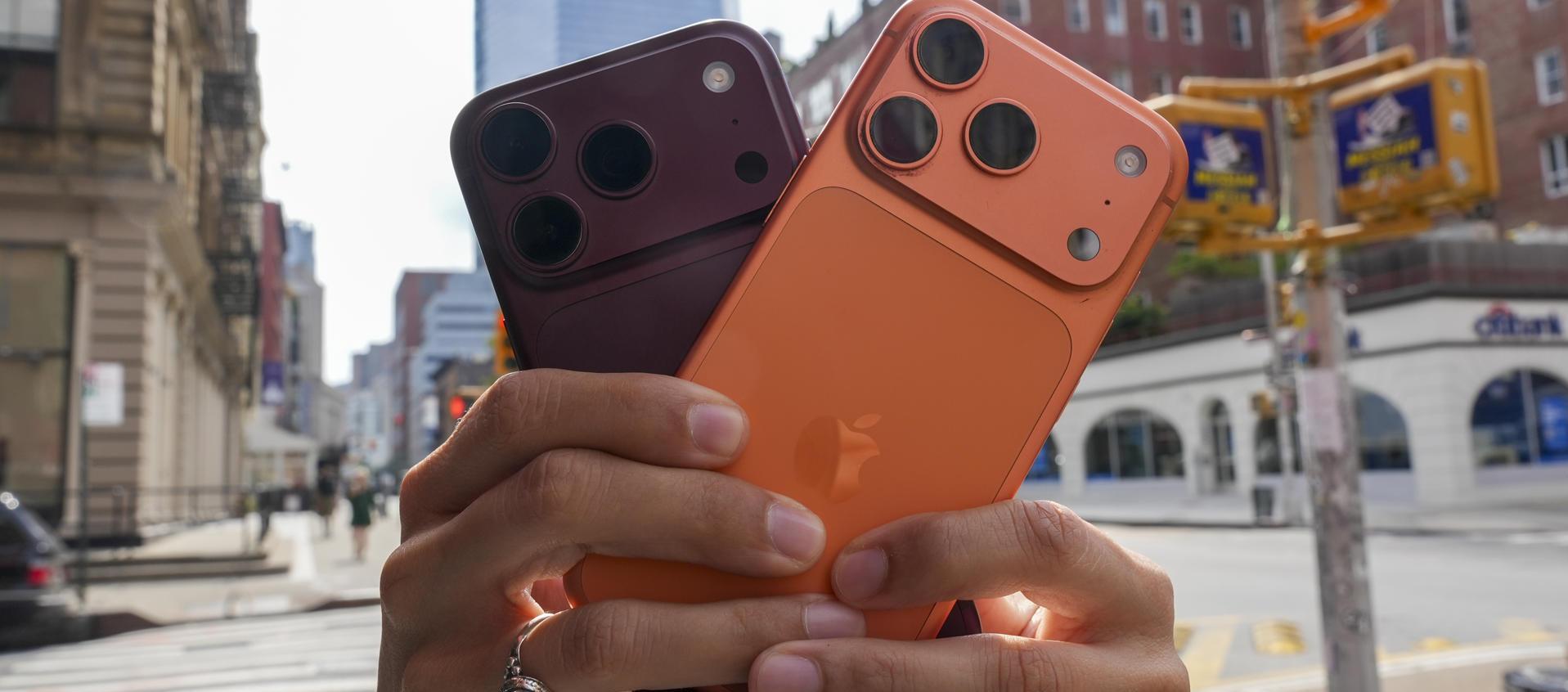 Una persona sostiene dos iPhone 18 este jueves, en Nueva York.