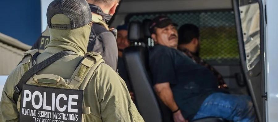 Agentes durante el arresto de inmigrantes indocumentados, en Luisiana