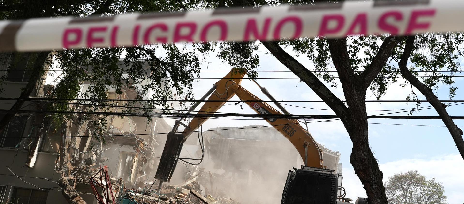Autoridades realizan remoción de escombros de un edificio desplomado en Cali.