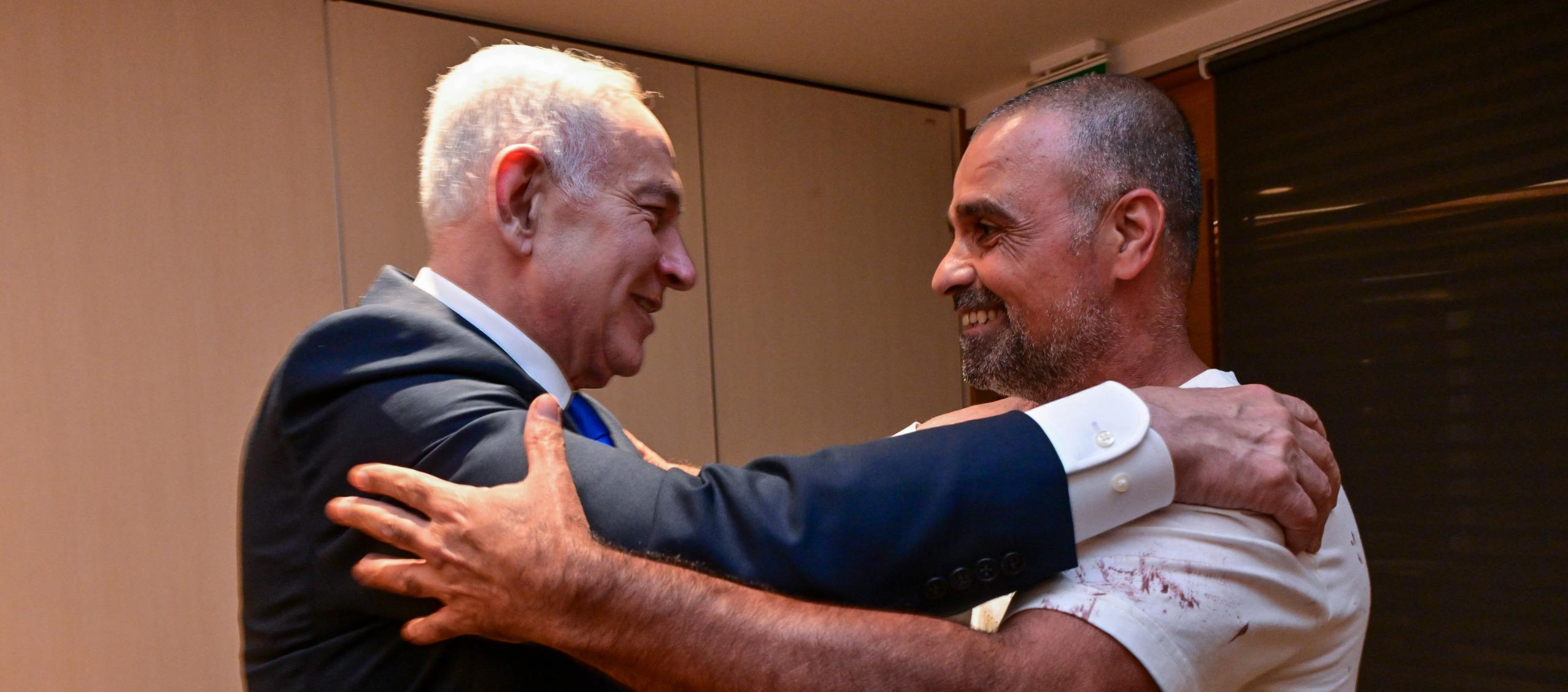 El primer ministro israelí, Benjamín Netanyahu, y el pasajero Ben Gurión.