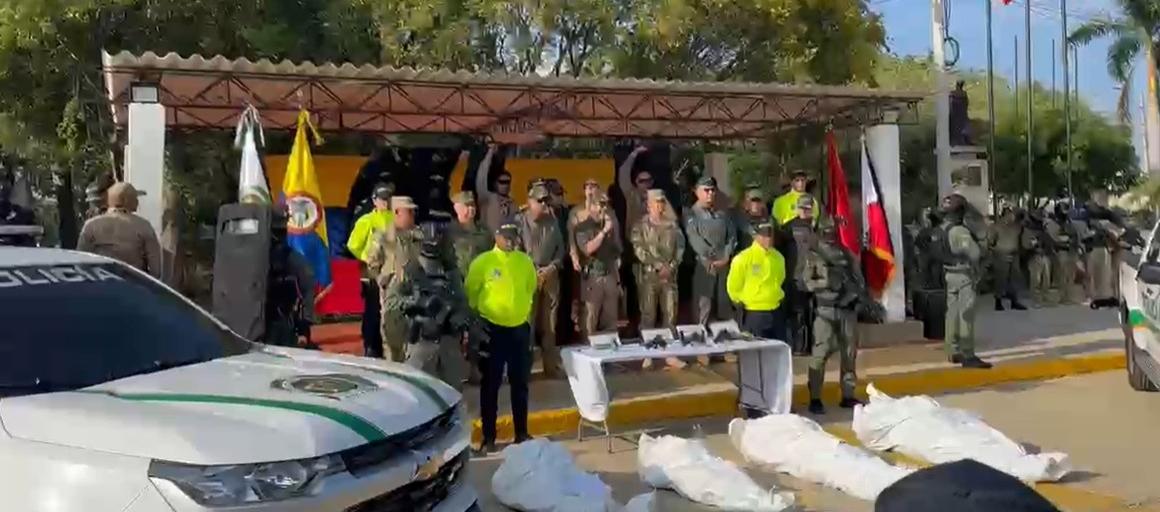 El Presidente Abelardo De La Espriella y los cuerpos de los abatidos.