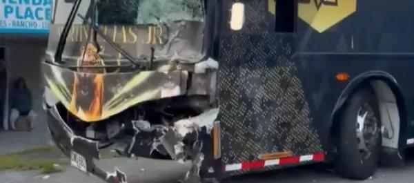 Así quedó el bus tras el accidente.