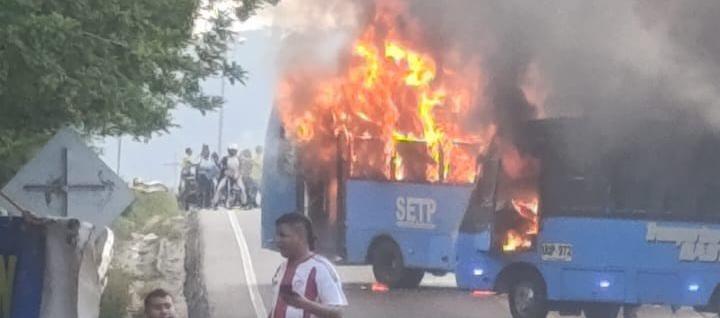 Los dos buses incendiados en plena Troncal del Caribe, en Santa Marta. 