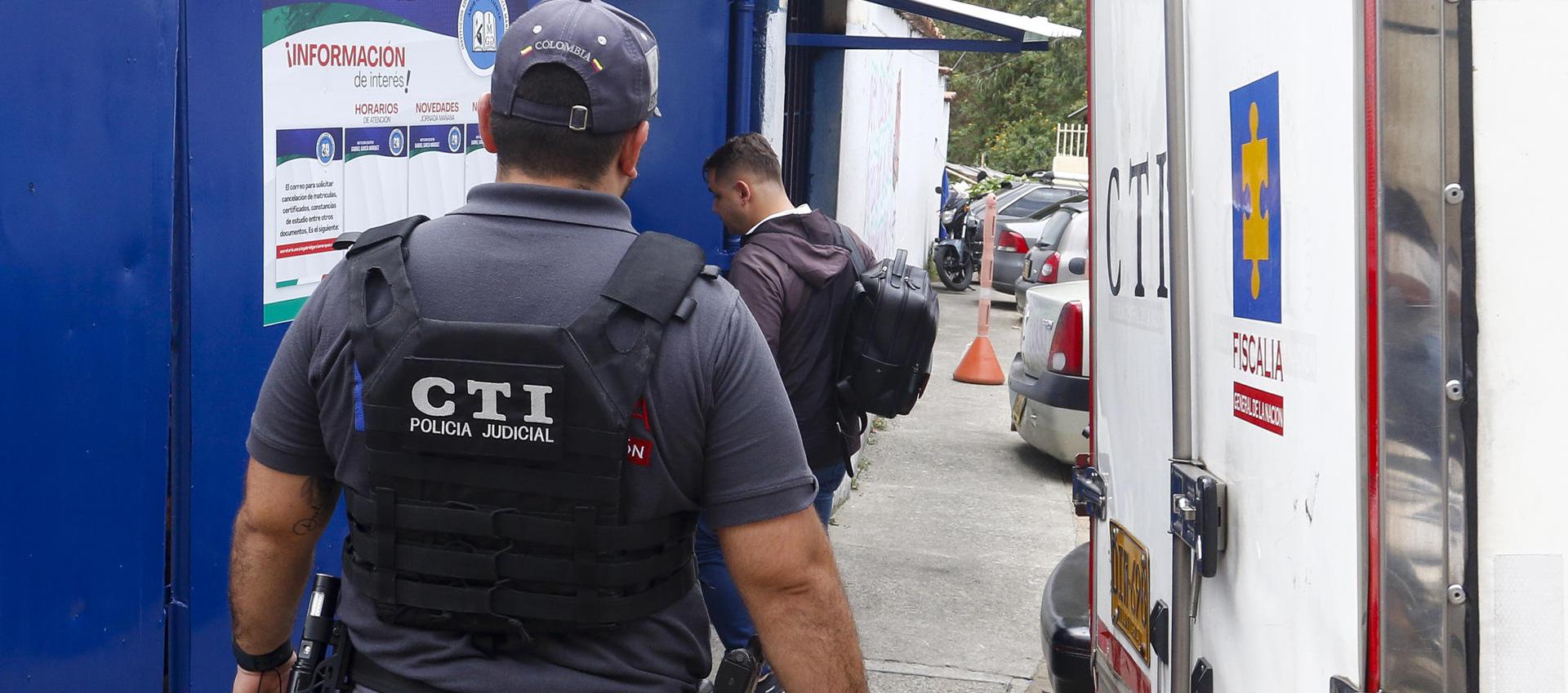 El CTI de la Fiscalía en el lugar del colegio donde se presentó el incidente. 