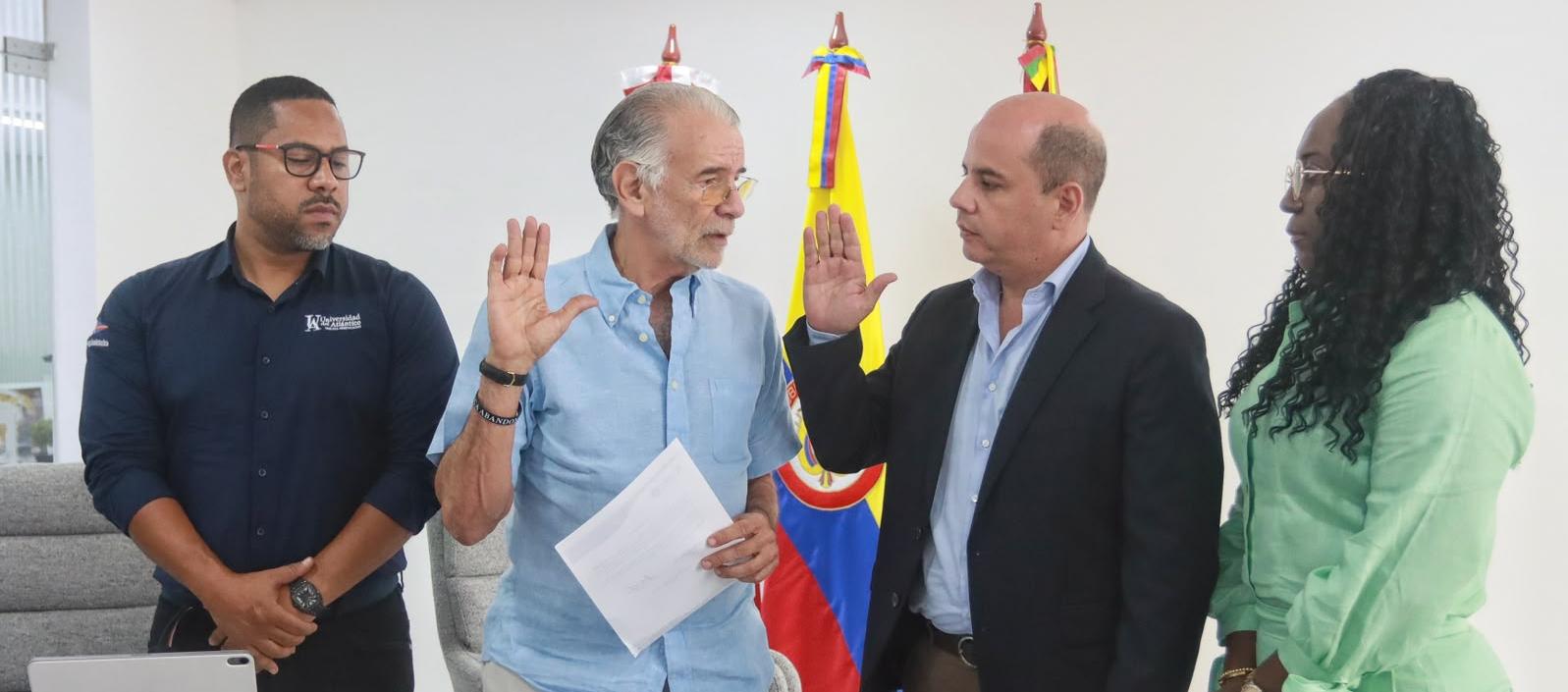 Camilo Noguera tomando posesión ante el gobernador Eduardo Verano.