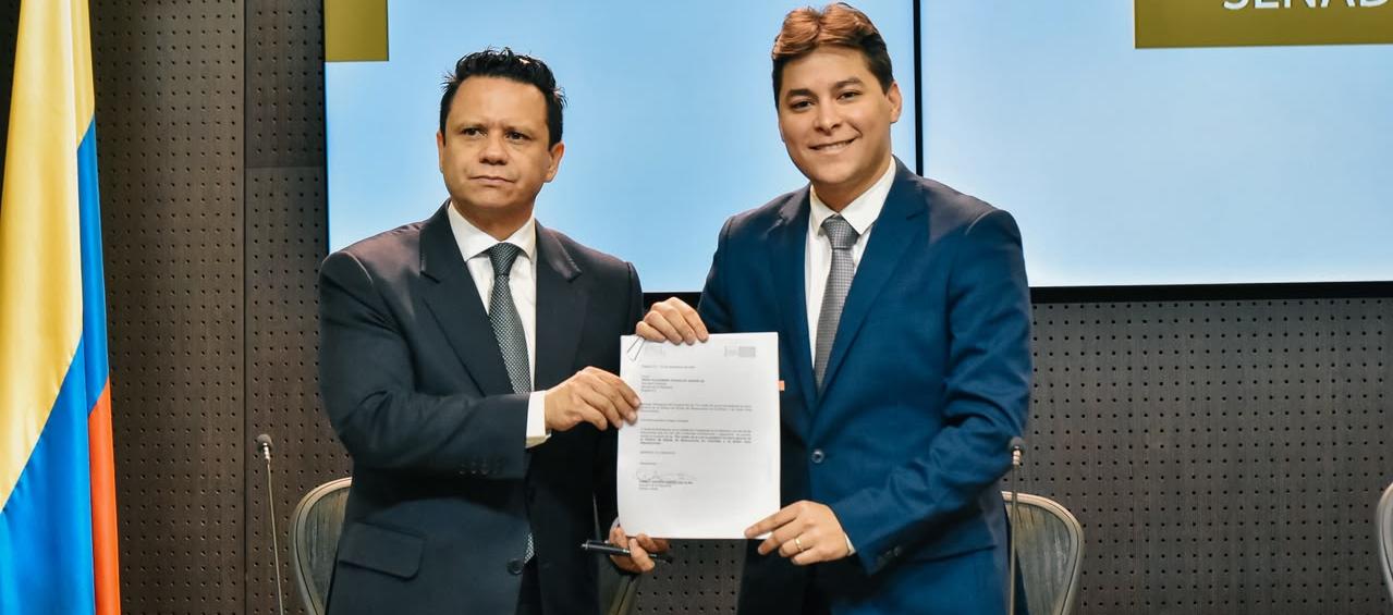 Camilo Torres Villalba, senador de la República (derecha).