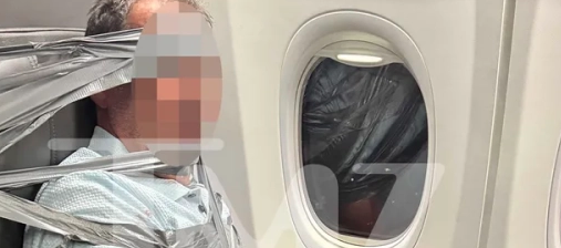 El pasajero fue inmovilizad con cinta en uno de los asientos. 