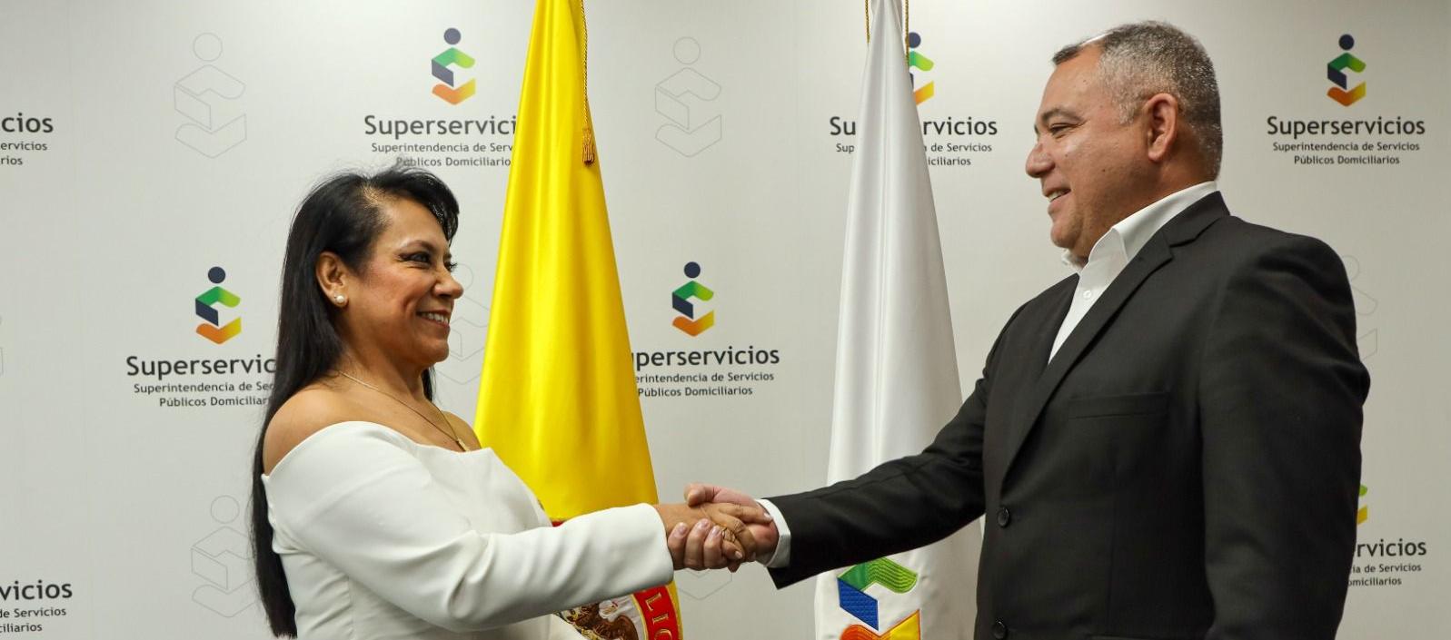 La superservicios encargada María Rocío Cortés Vargas y el agente interventor de Air-e, Ramiro Castilla.