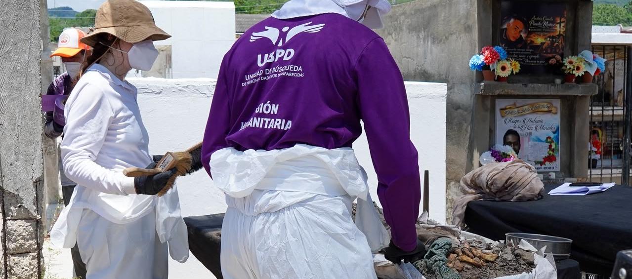 Exhumación de la UBPD en el cementerio de Luruaco.