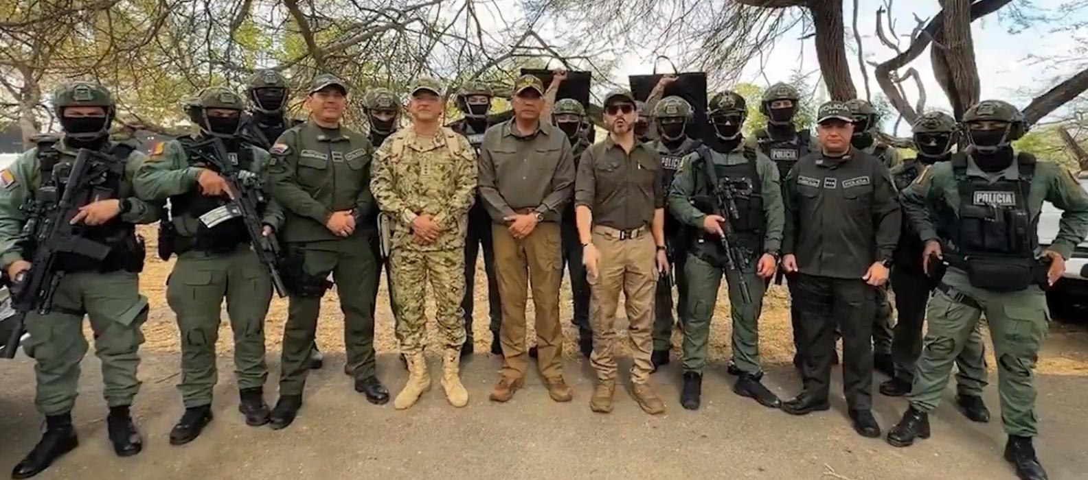 El Presidente Abelardo De La Espriella y el Comando Especial 'Los Lobos'.