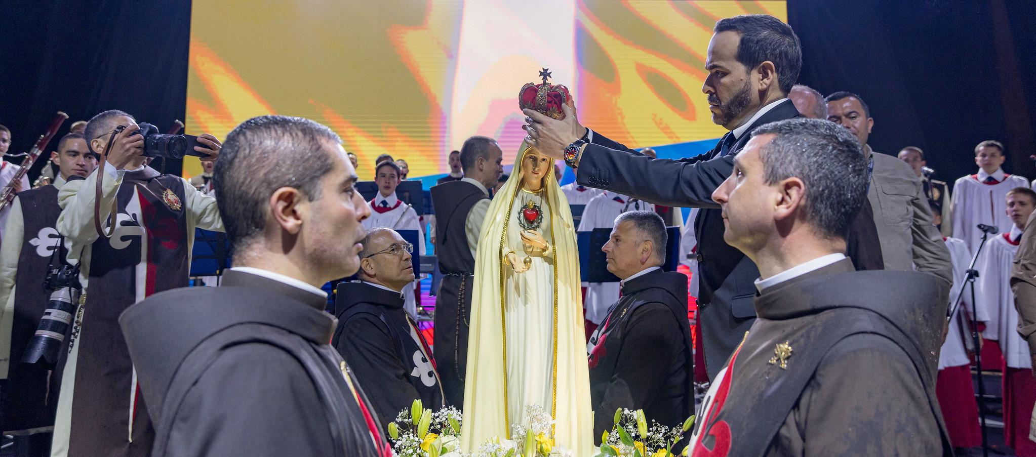 El Presidente Abelardo De La Espriella y la Virgen de Fátima.