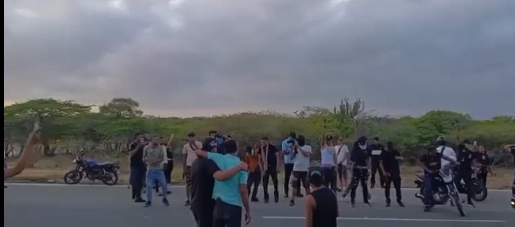 Decenas de hombre en la caravana que recibió los restos mortales del 'Bendito Menor'.