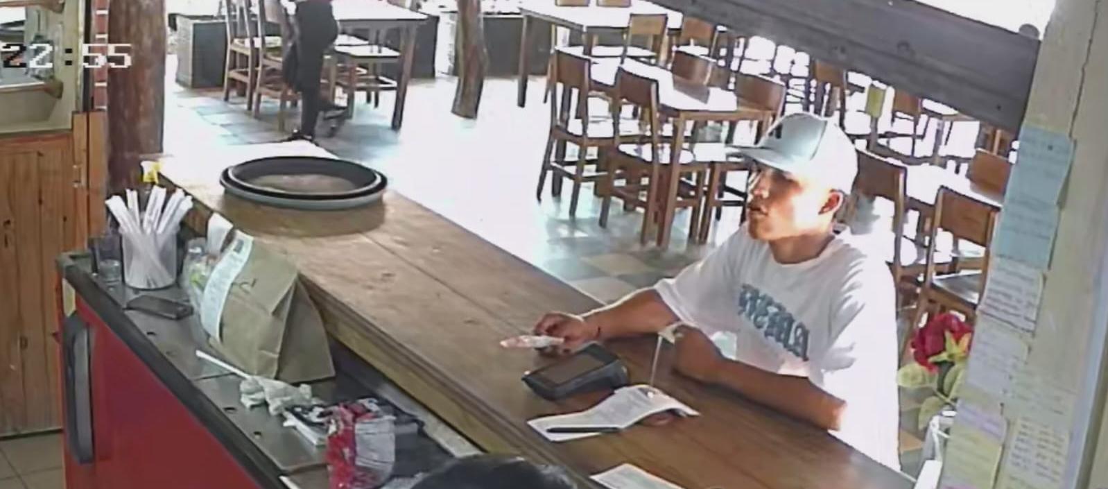 El delincuente quedó grabado en las cámaras de seguridad. 