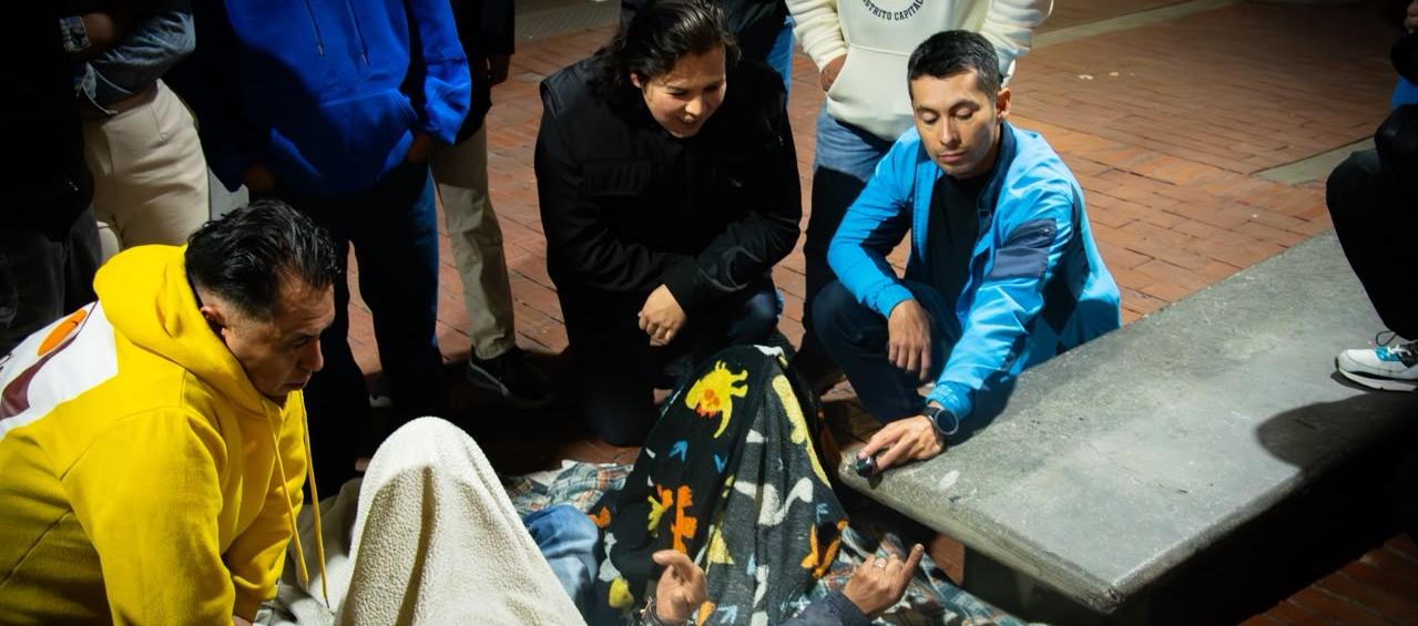 Jorge Barón Jr dialogando con habitantes de la calle. 