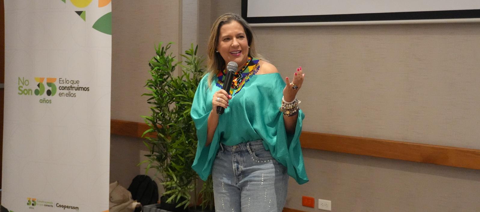 Diana Acosta, directora de Carnaval, durante su participación en el evento de Coopercom. 