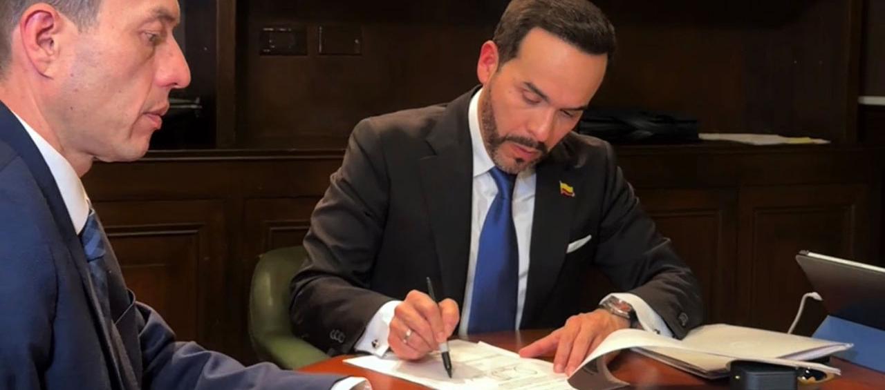 El Presidente Abelardo De La Espriella firmando una extradición.