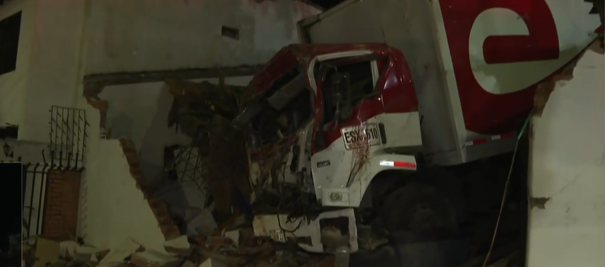 El camión quedó sin frenos y terminó dentro de una vivienda.