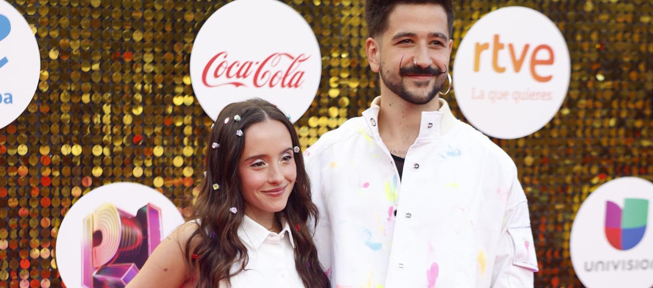 El cantante y compositor colombiano Camilo y su esposa Evaluna Montaner en la alfombra roja de los Premios lo Nuestro.