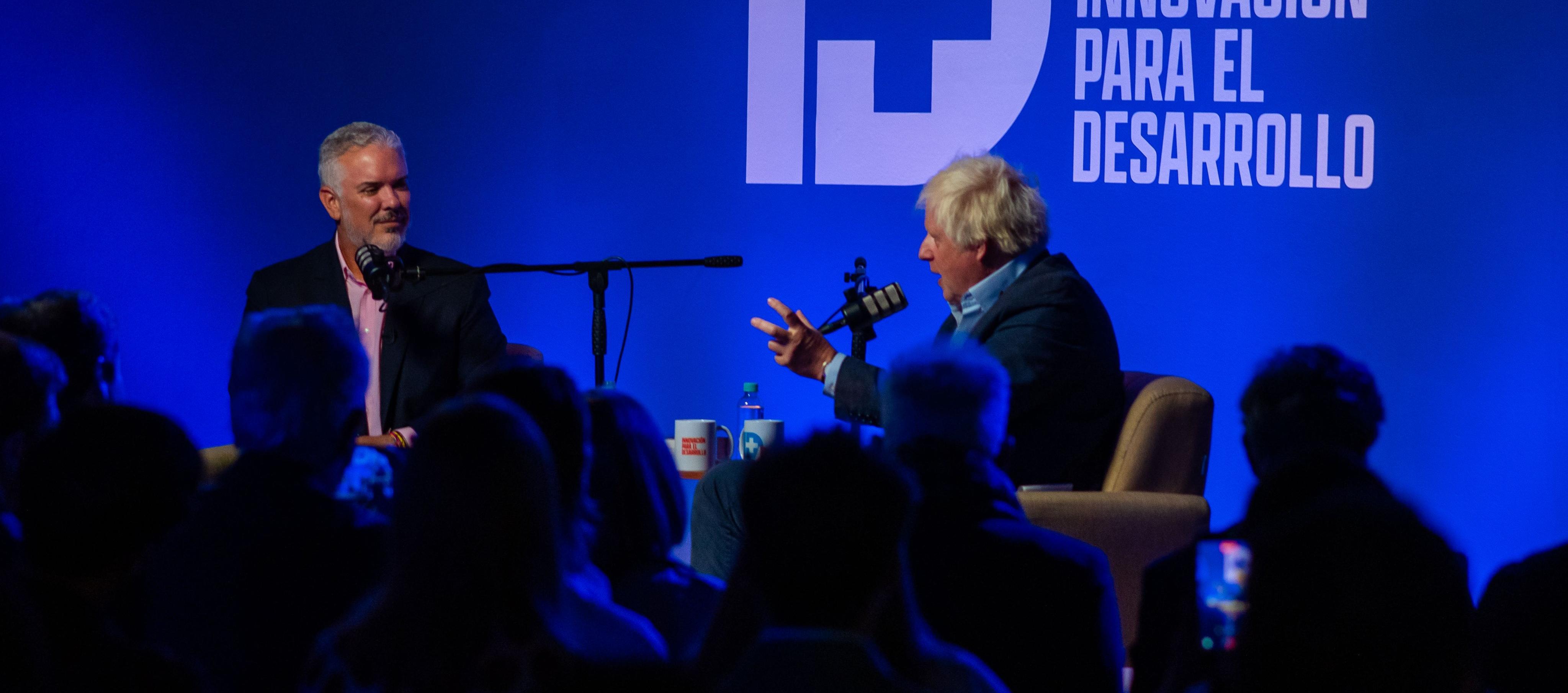 El expresidente Iván Duque durante una charla junto al ex primer ministro británico Boris Johnson 
