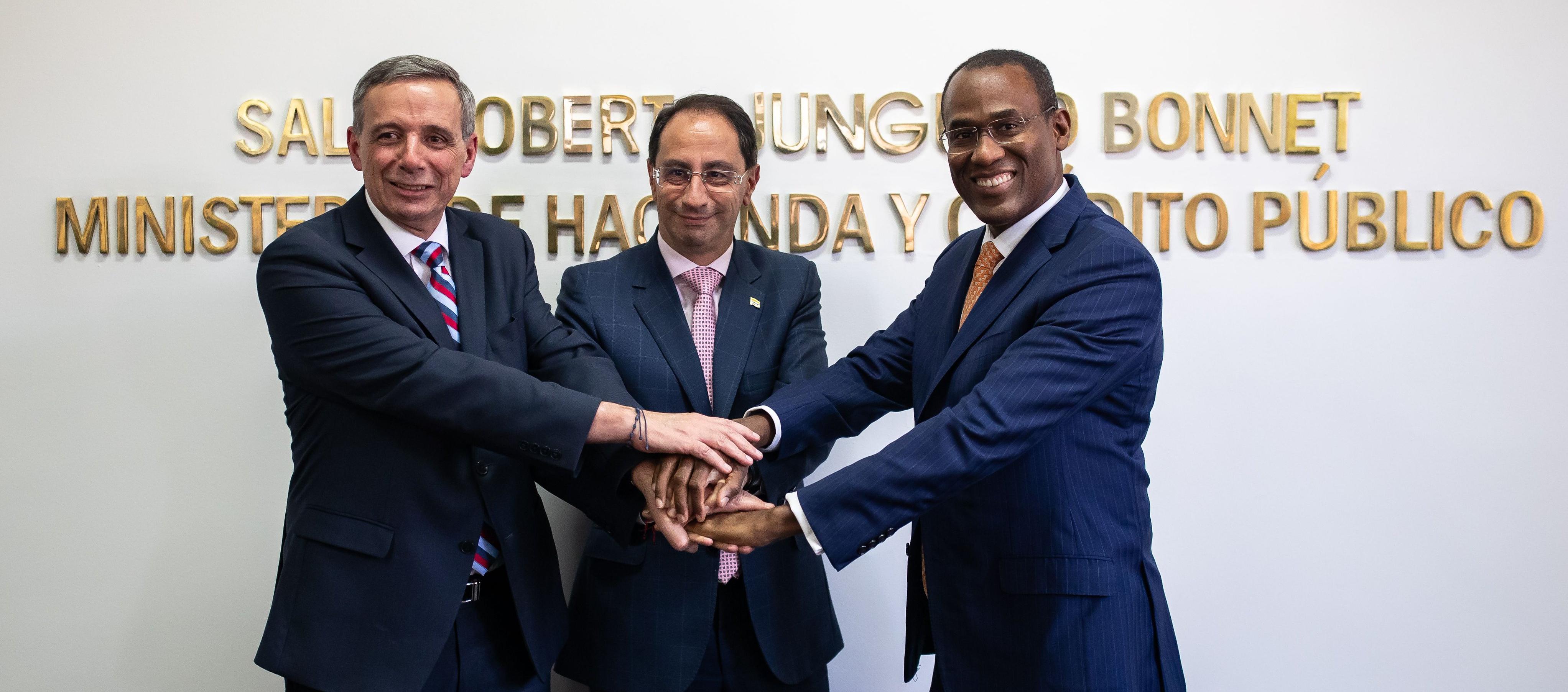 El ministro de Hacienda, Miguel Gómez; el vicepresidente José Manuel Restrepo y el subdirector del FMI, Nigel Clark.