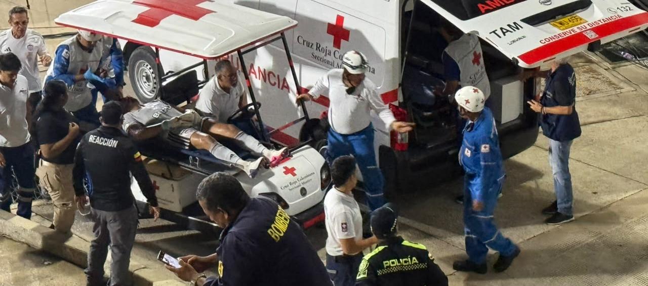 El portero uruguayo tuvo que abandonar el estadio en una ambulancia.