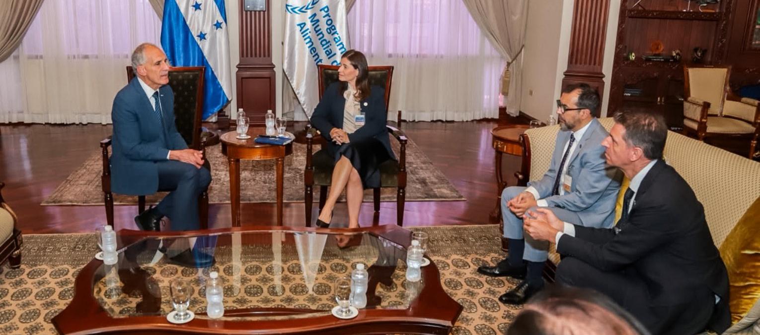 El presidente de Honduras Nasry Asfura, con la directora regional del PMA, Lena Savelli.
