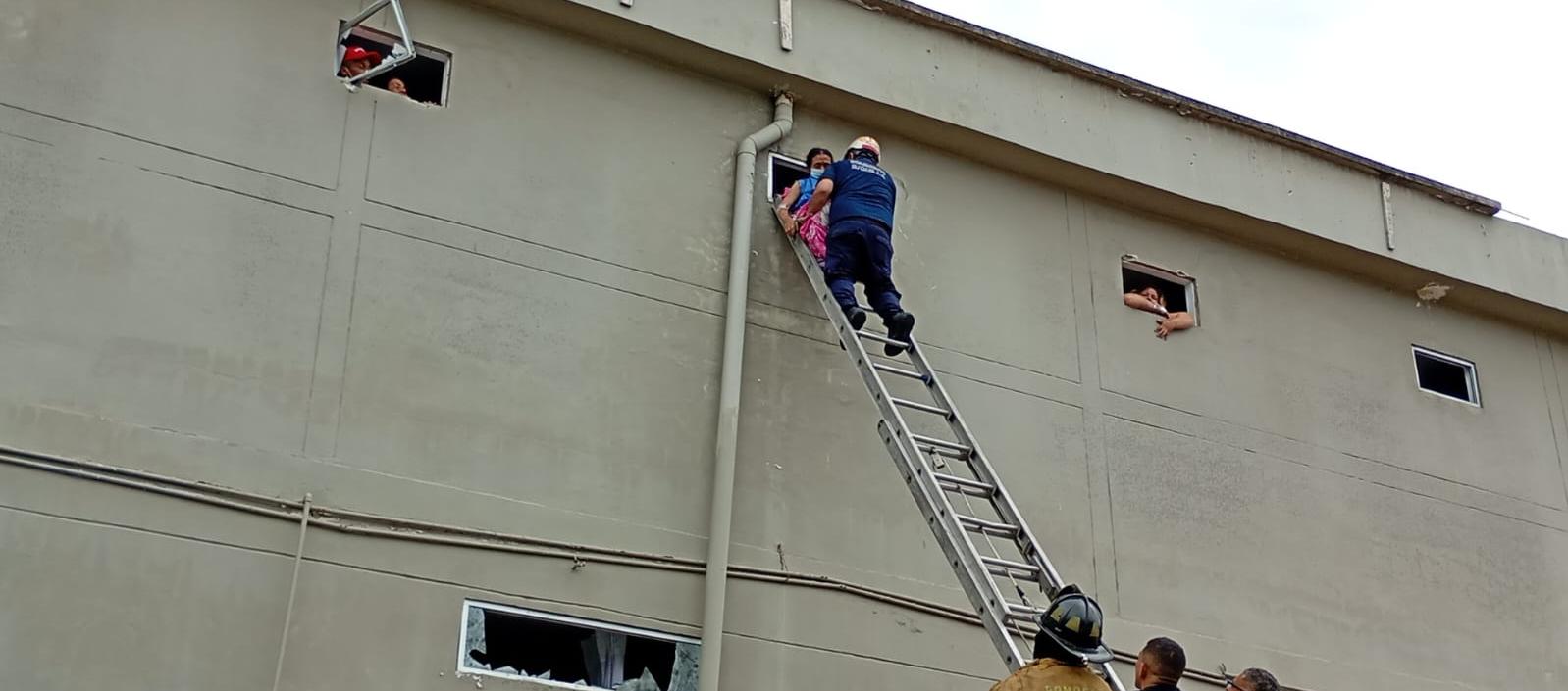 Emergencia por incendio en Clínica Santa Mónica, atención rápida y sin lesionados