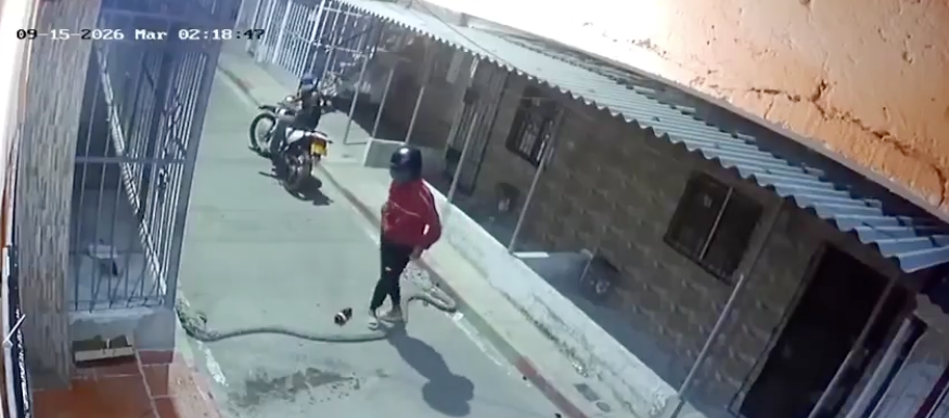 Extorsionistas quemando fachada de inmueble en el barrio 7 de Abril. 