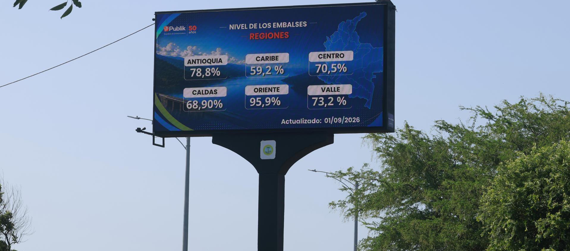 Foto que muestra un aviso informativo sobre el nivel de los embalses en el país.
