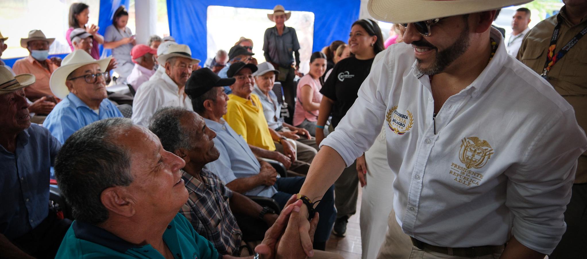 Presidente De La Espriella en hogar geriátrico del municipio de Quimbaya.