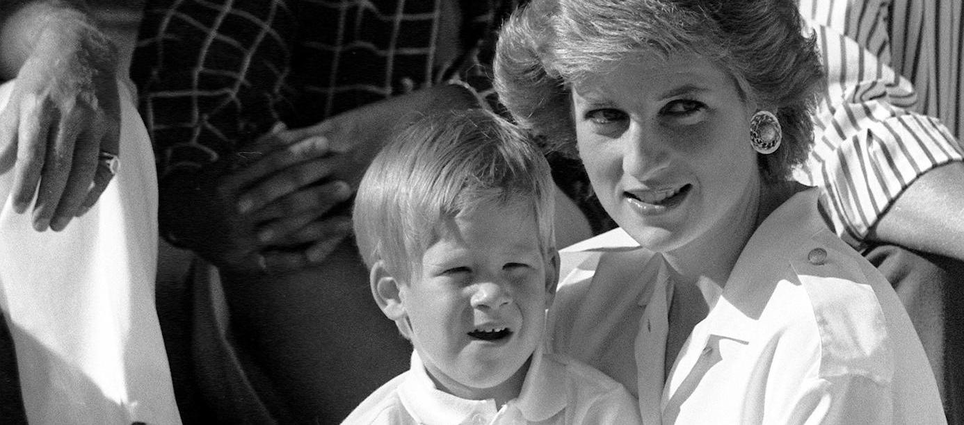 Imagen de archivo de la a princesa de Gales Lady Di con su hijo Enrique.
