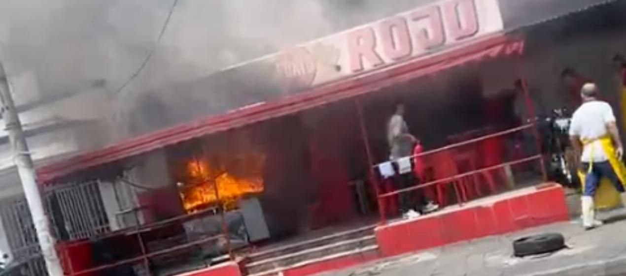 Incendio en local de asado. 